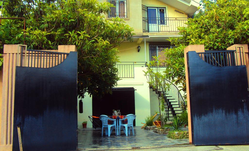 Golden House Apartment *